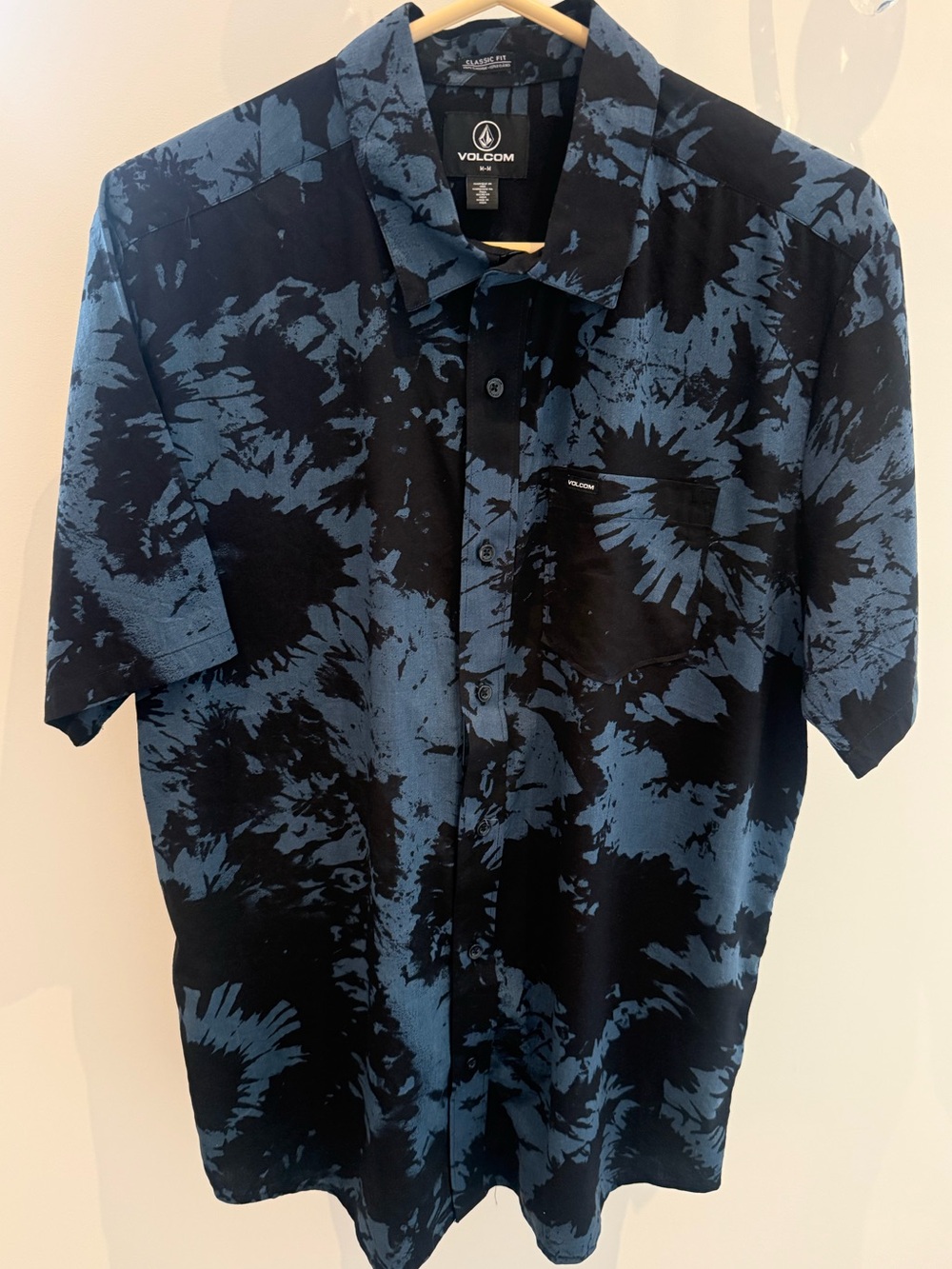 Volcom True to This - Short Sleeve Button-Up Shirt - Black & Blue Tie-Dye Sz: M